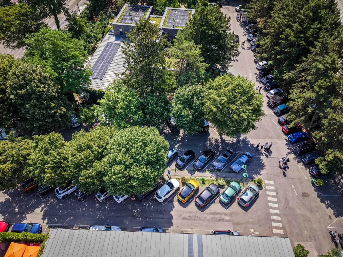 Zusätzliche Parkplätze am Standort